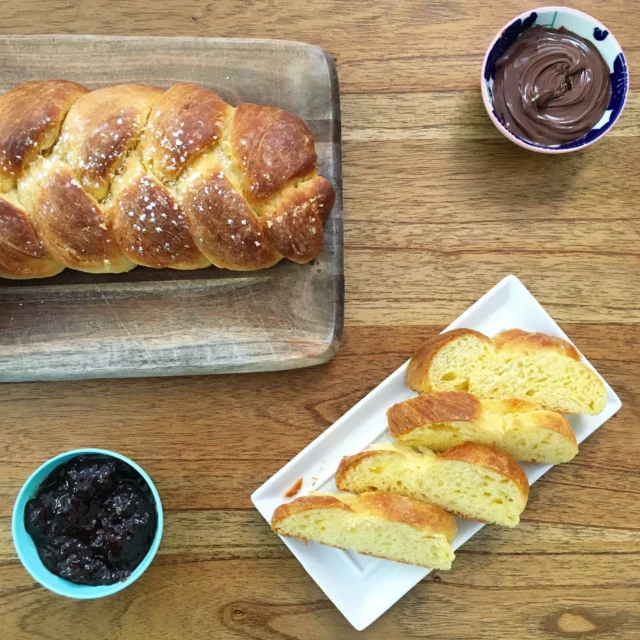 C'est l'heure du goûter !!!
Ma recette du moment 💜 : 
Brioche tressée de @christophefelder .
.
.
.
.
.
#safrangourmand #foodphotography #foods #food #foodie #foodies #foodporn #foodstagram #igfood #instafood #homemade #instafood #blogger #foodstyling #eeeeeats #foodpic #foodpics #foodfeed #food52 #beautifulcuisines #photoculinaire #foodblogger #photoftheday #instagram #brioche #foodblogger #feedfeed #briochetressée #christophefelder